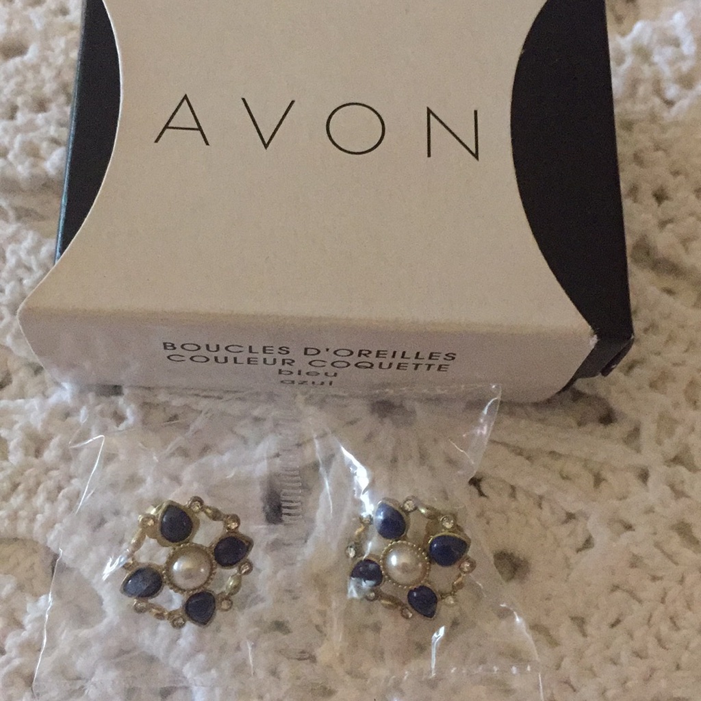 New Avon Color Enbellished Pierced Earrings Blue 11$